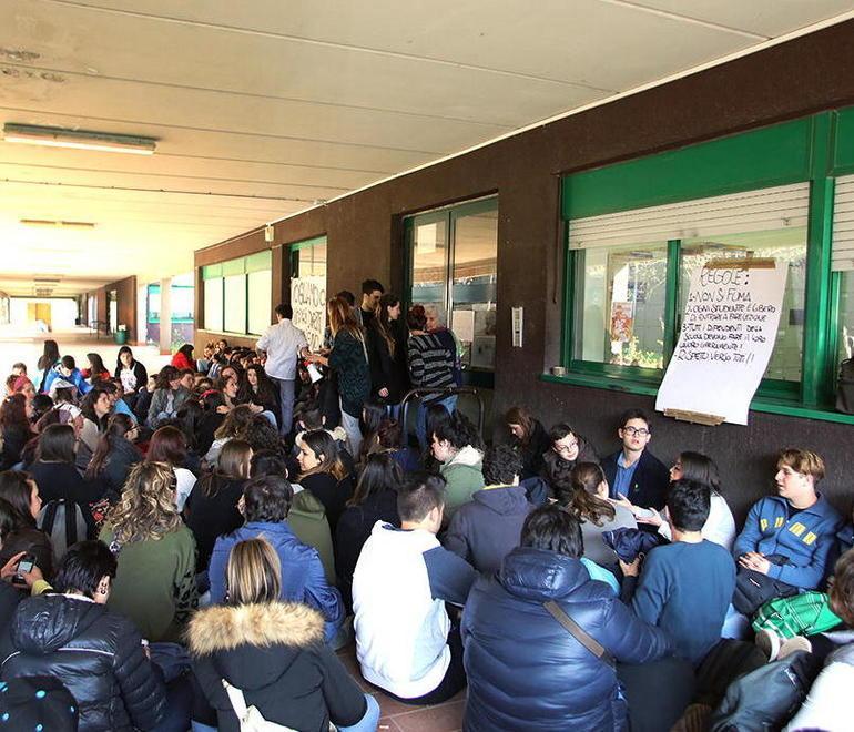 Chiuso un corridoio della scuola crepe sulle pareti nell’aula sopra 