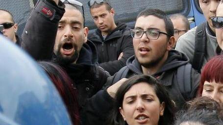 Opera contestata «Meno treni, più case»