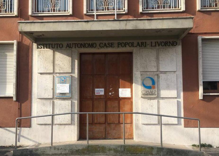 Ma il furbetto stanato resta nella casa popolare 