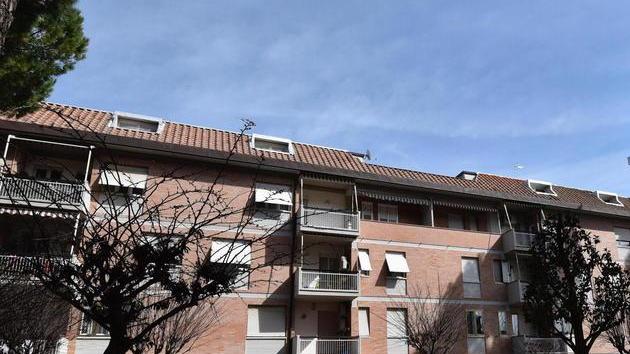 Saltano sul tetto di un palazzo di 5 piani