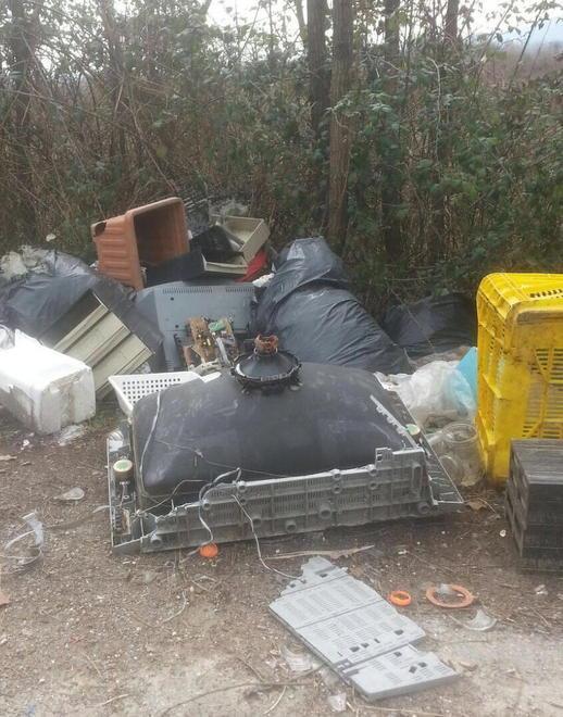 Rifiuti lungo le strade Pulizia a Badia Pozzeveri 