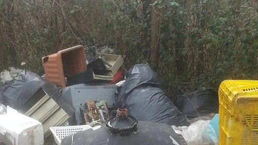 Rifiuti lungo le strade Pulizia a Badia Pozzeveri