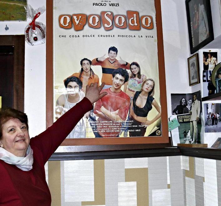 Al bar di “Elvis”, tra musica, cappuccini e Ovosodo