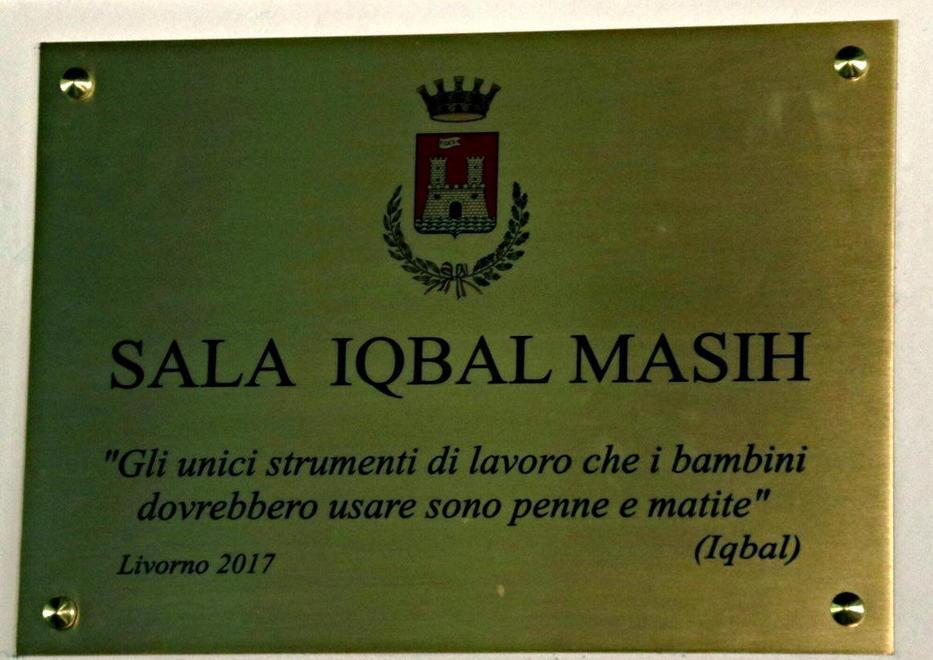 Una targa per Iqbal dagli ex alunni delle De Amicis 