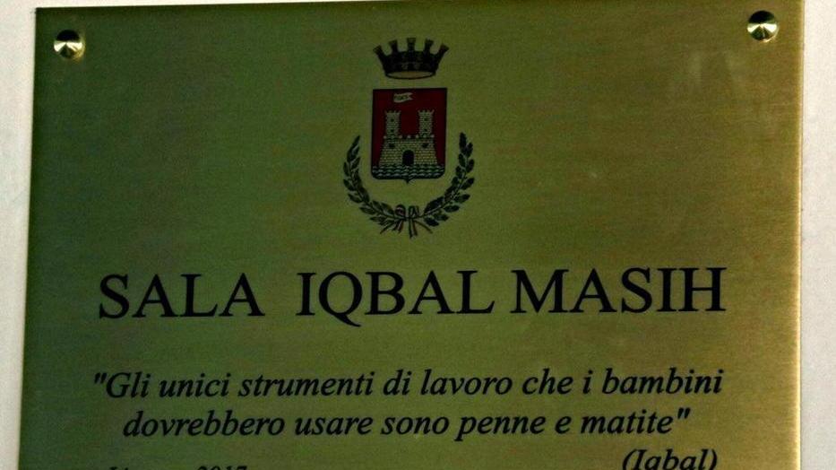 Una targa per Iqbal dagli ex alunni delle De Amicis