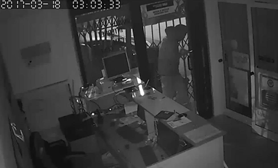 Forzano la porta e svuotano la cassa dell'internet point - Il video