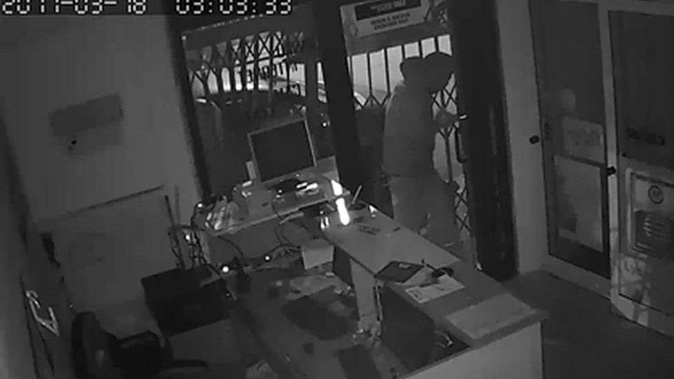 Forzano la porta e svuotano la cassa dell'internet point - Il video