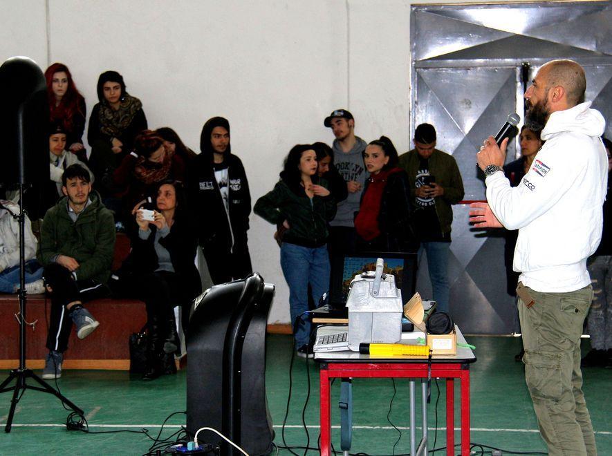 Ragazzi a lezione di sicurezza stradale 