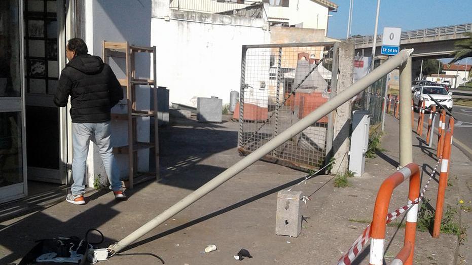 Misterioso automobilista abbatte un lampione e scappa
