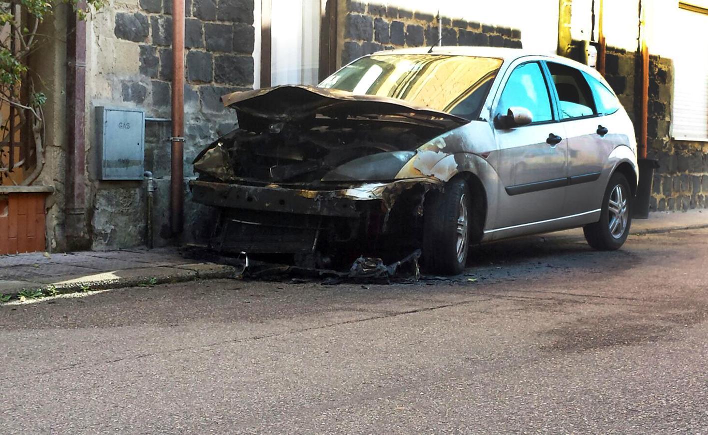 L'auto incendiata in via Rossini, a Terralba (foto di Francesco Pinna)