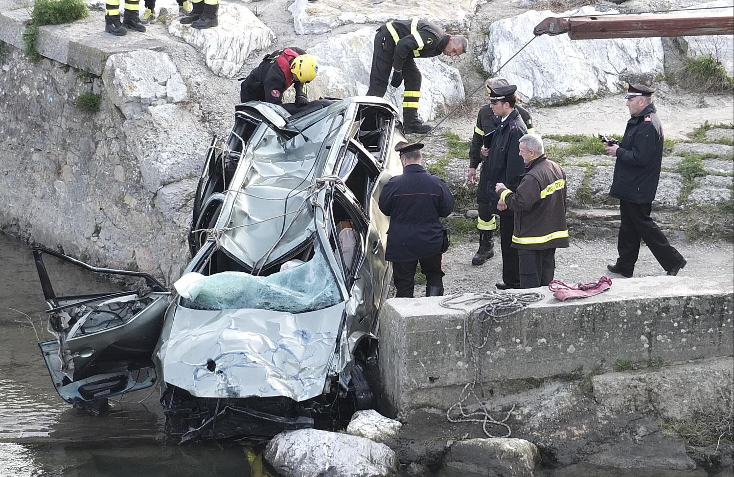 L'auto finita nel fiume (foto Muzzi)