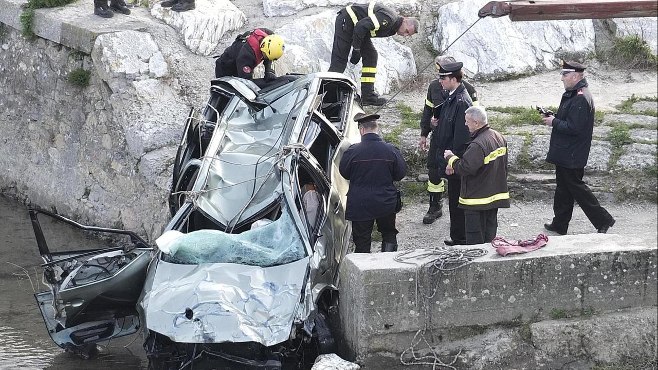 L'auto finita nel fiume (foto Muzzi)