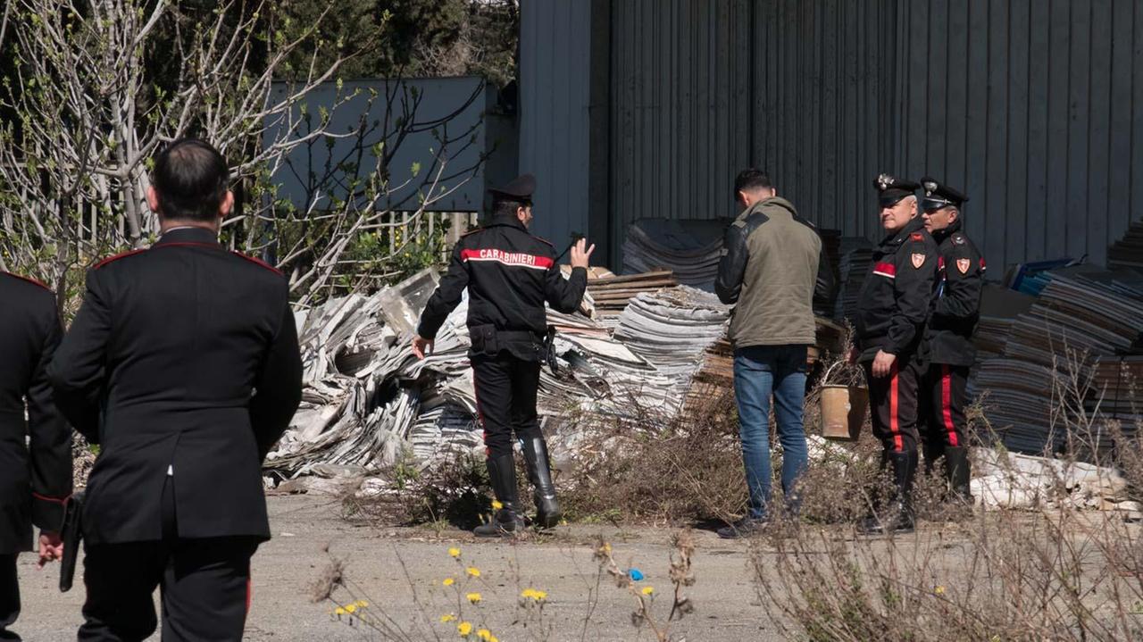 I carabinieri sul luogo del misterioso incidente al 44enne morto dopo un volo di sette metri (foto Rosas)