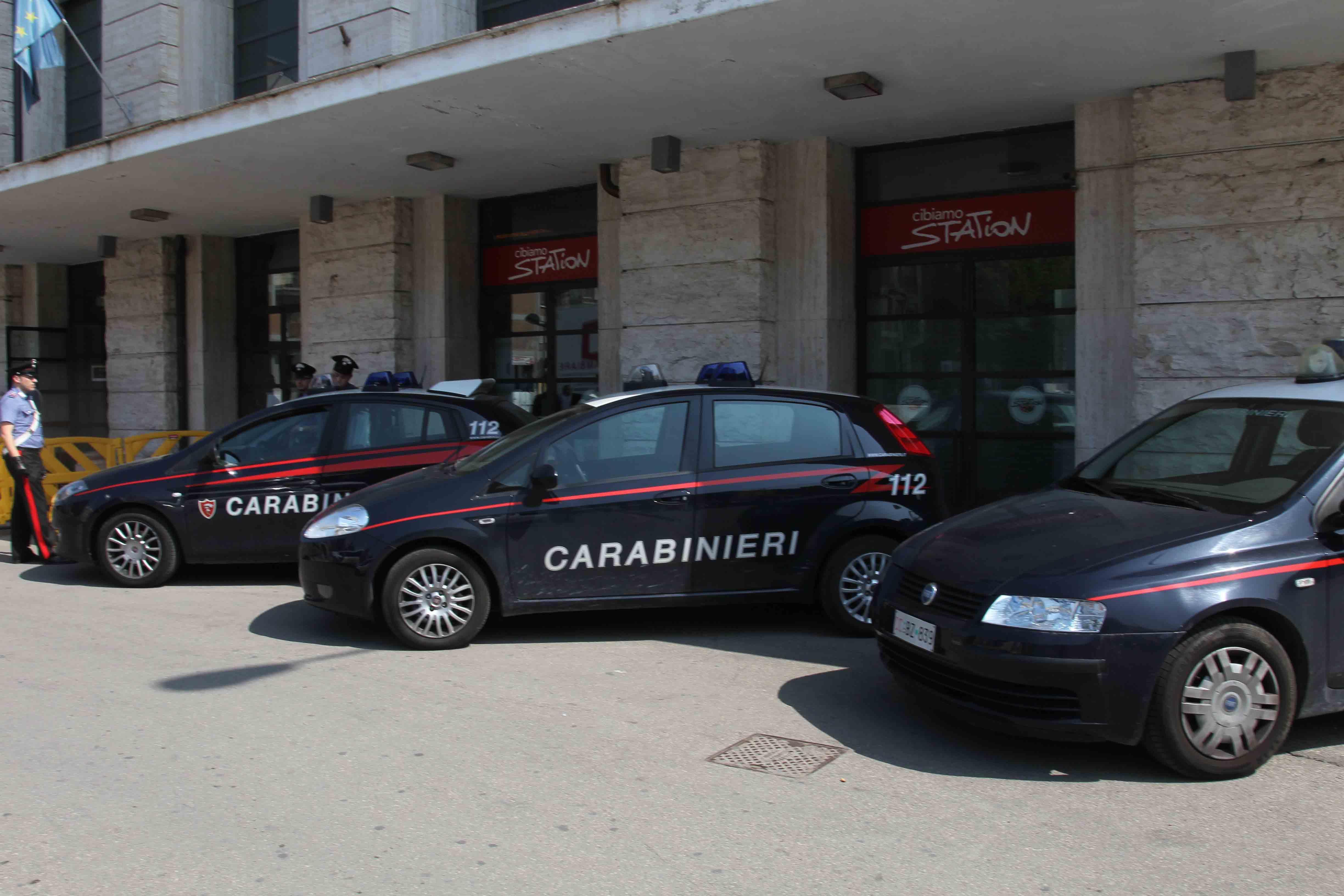 Cestino dei rifiuti come nascondiglio per la droga