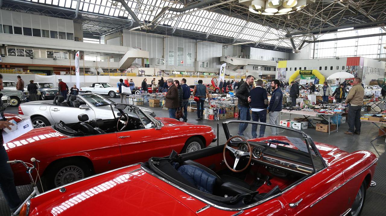 Auto d'epoca in esposizione al mercato dei fiori di Pescia (Foto Nucci)
