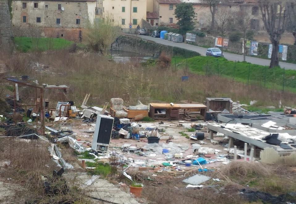 Discarica in riva alla Brana nel vivaio abbandonato 