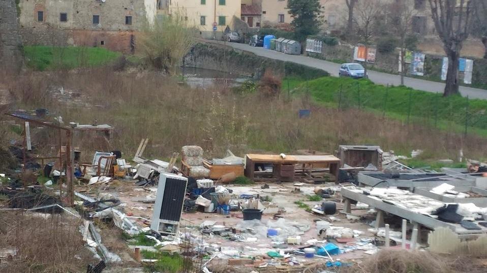 Discarica in riva alla Brana nel vivaio abbandonato