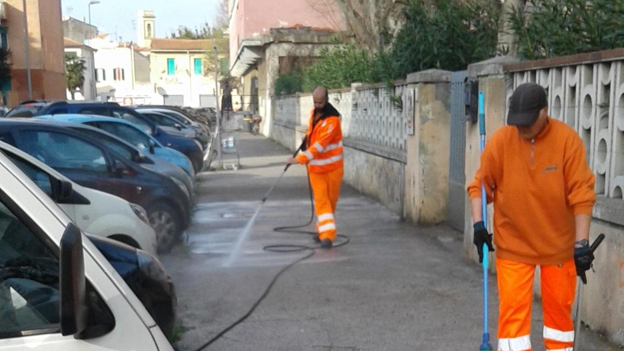 Scuola pulita, via alla pulizia dei cortili di 88 istituti in città
