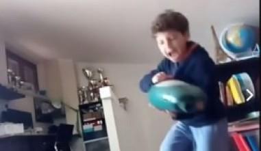 Il piccolo Matteo Biagetti nel video che si è "autoprodotto"
