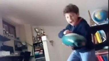 Il piccolo Matteo Biagetti nel video che si è "autoprodotto"