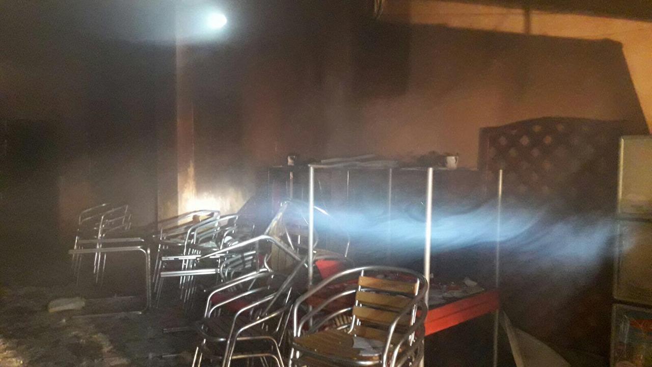 L'interno del bar Del Sole, distrutto dalle fiamme (foto Mario Rosas)