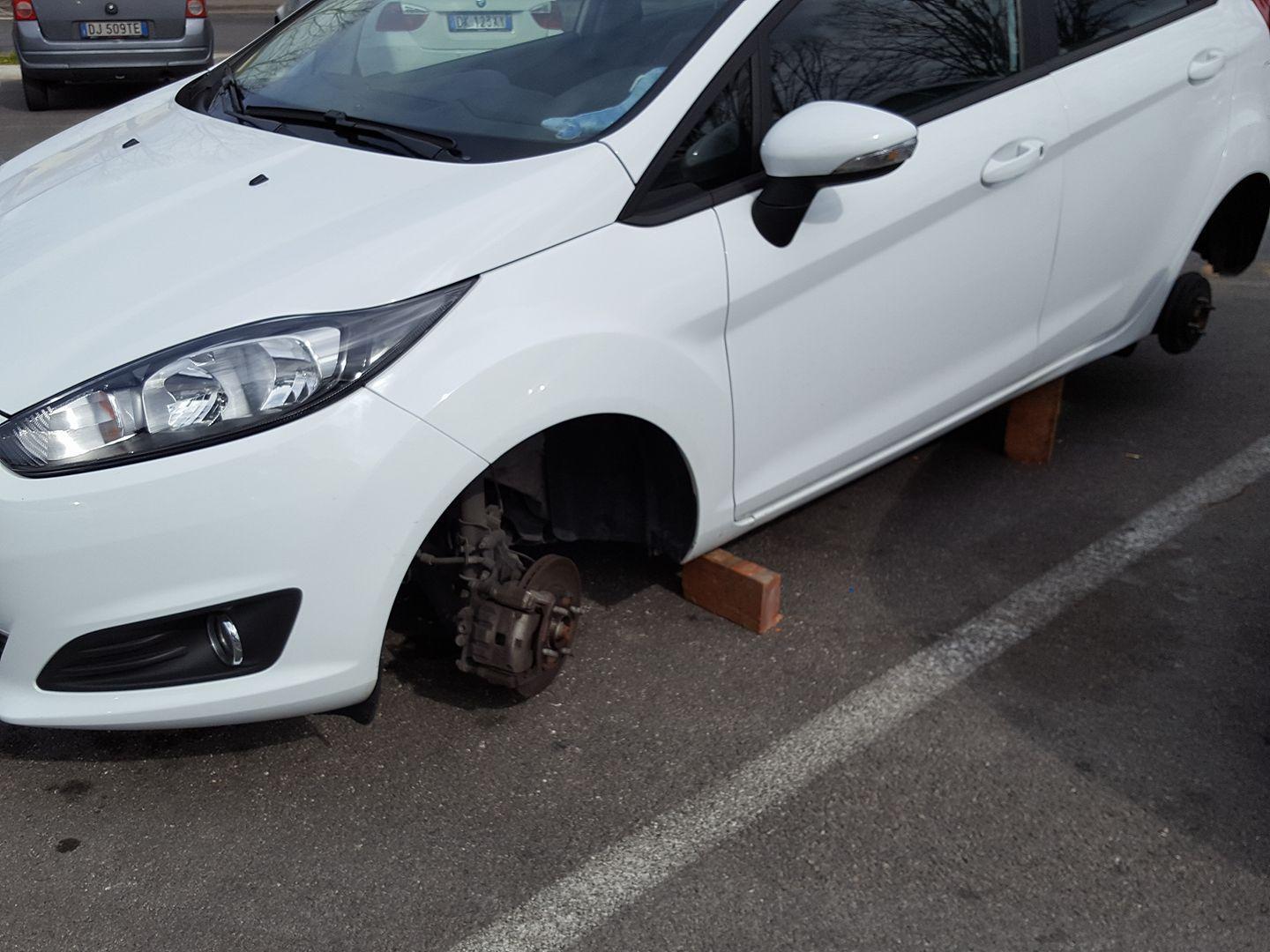 L'auto lasciata sui mattoni (foto da Facebook)