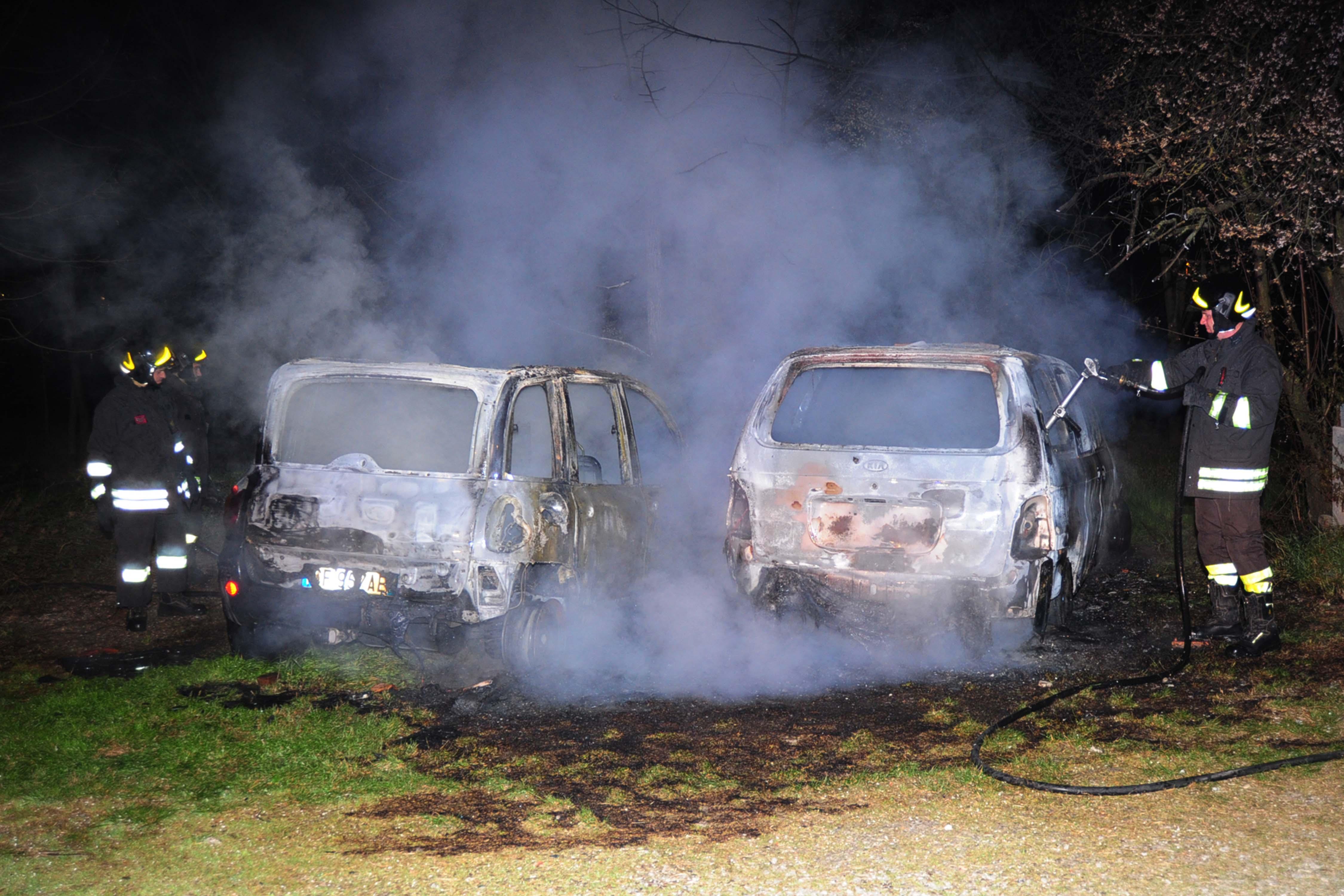 Modena, rogo di due auto sulla Nonantolana