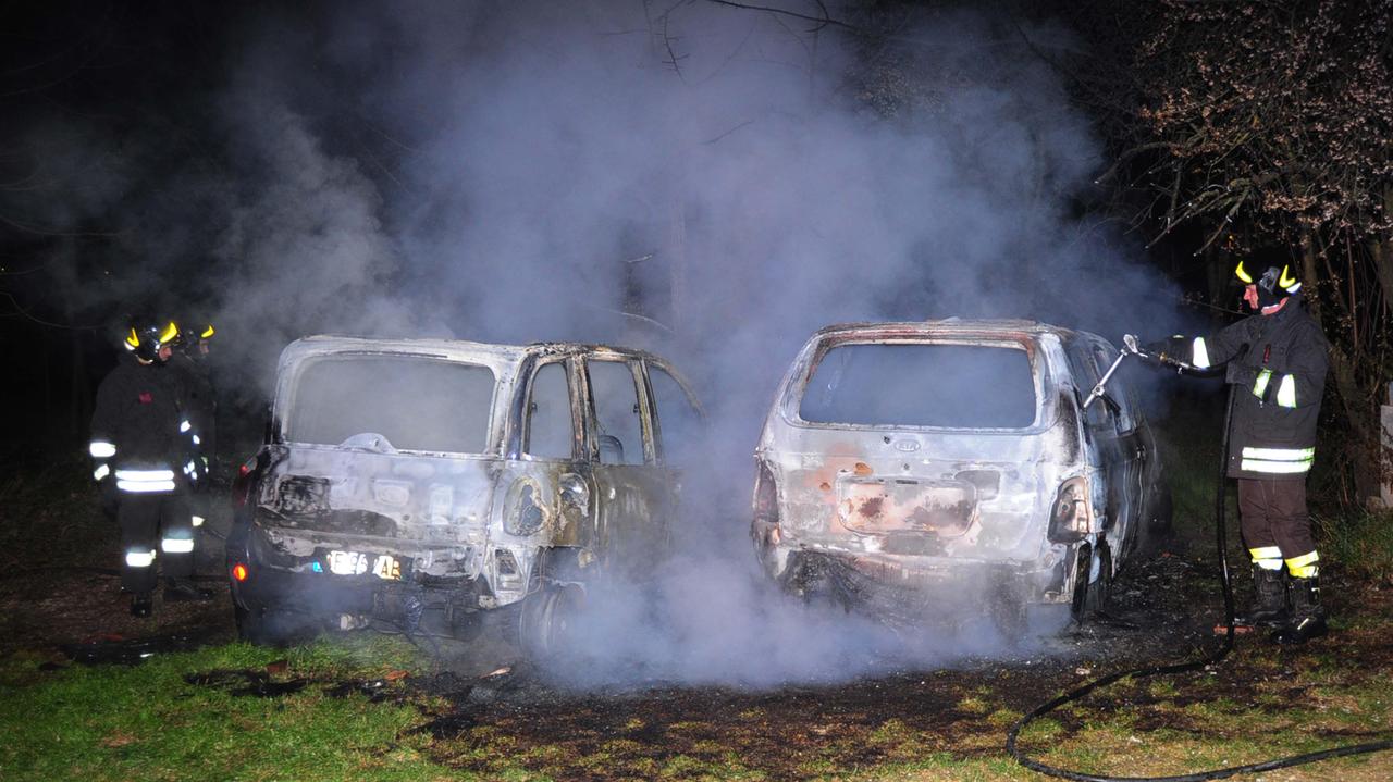 Modena, rogo di due auto sulla Nonantolana