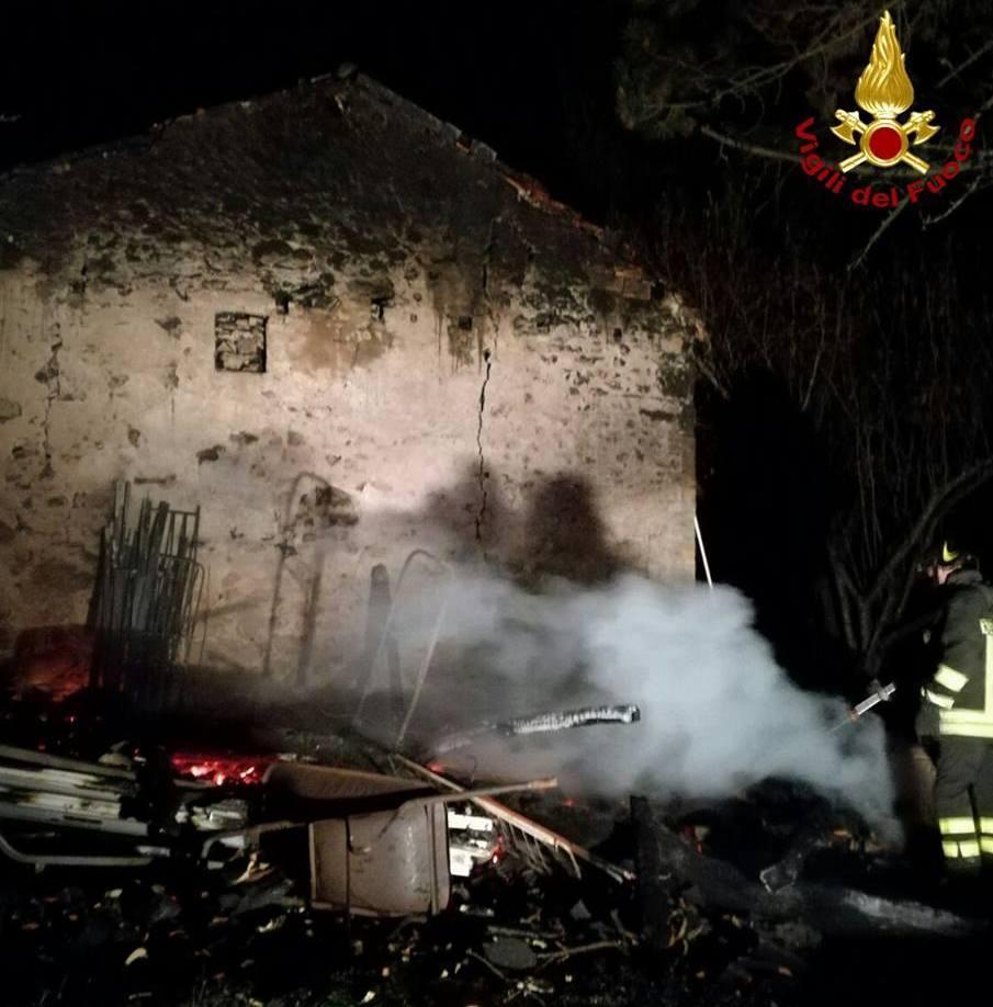 Incendio in un magazzino  adiacente un’abitazione 