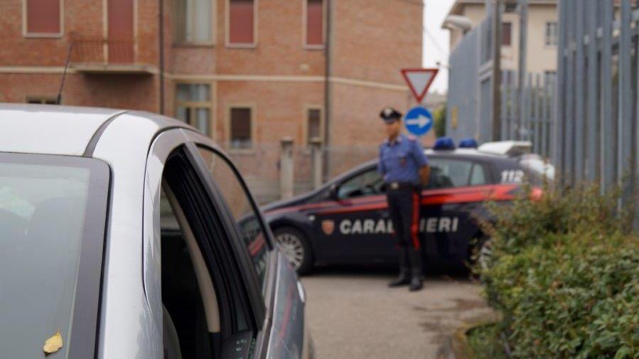 Spacca a mani nude l’auto del rivale in amore