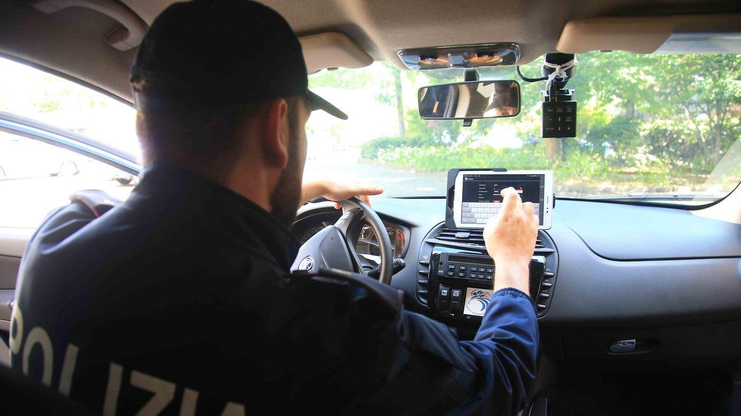Non rispetta lo stop e lui gli punta una pistola in faccia