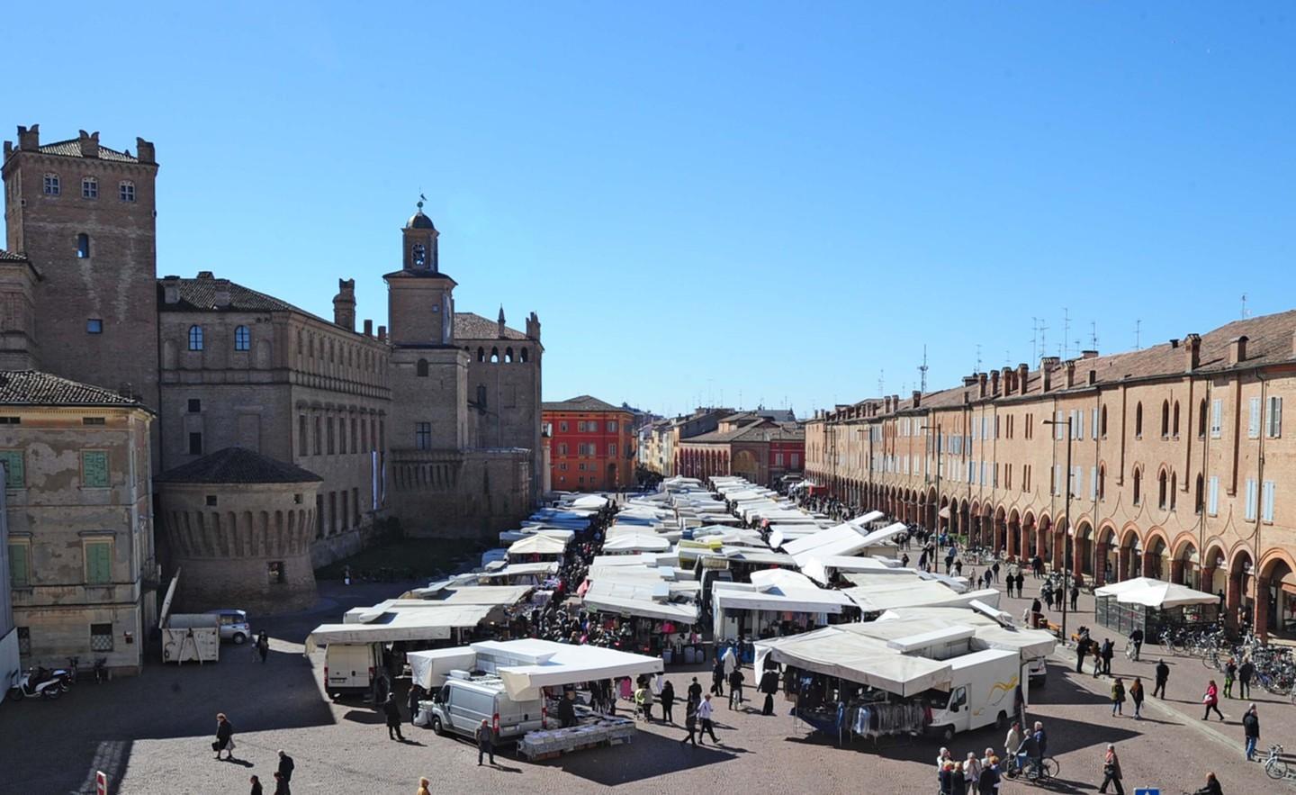 «Ci sfrattate dalla piazza? Veniamo con i camion» 