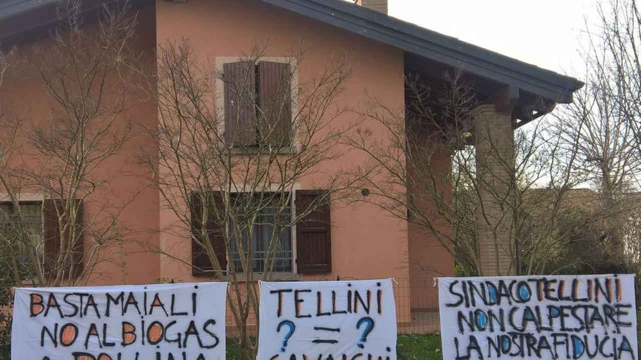 Riga l’auto dell’ex titolare per vendetta