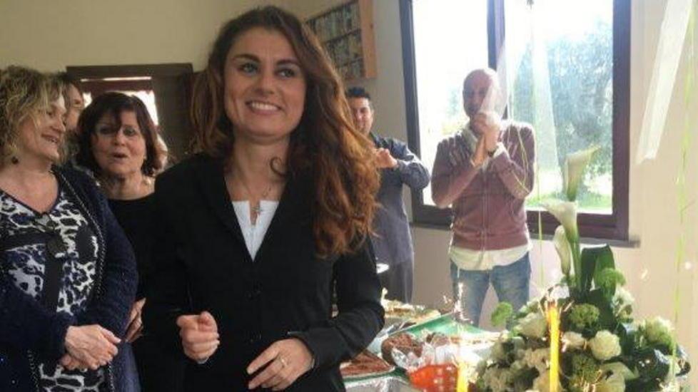 La sindaca ha 30 anni, festa a sorpresa