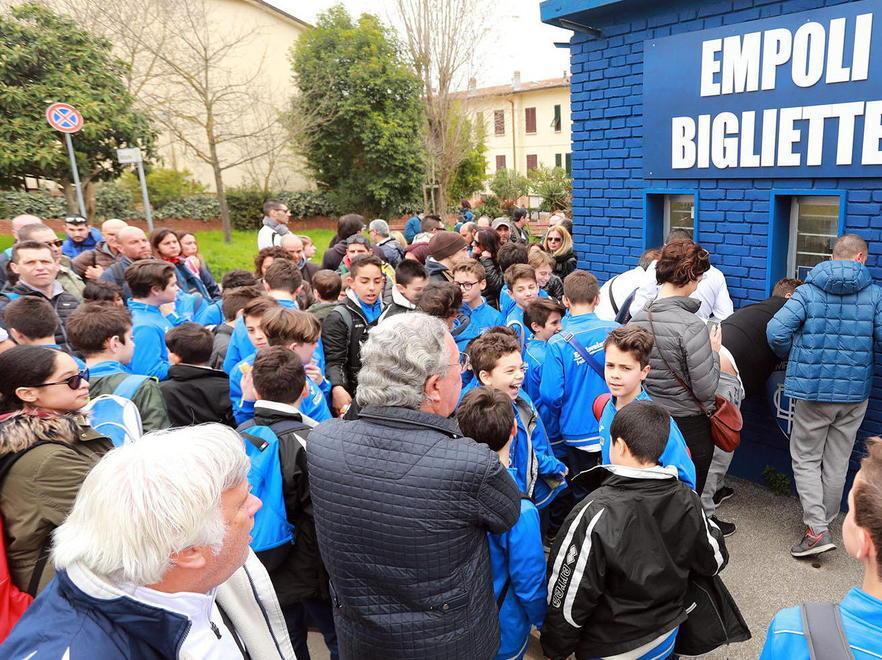 Baby-tifosi e 200 agenti danno un calcio alle paure 