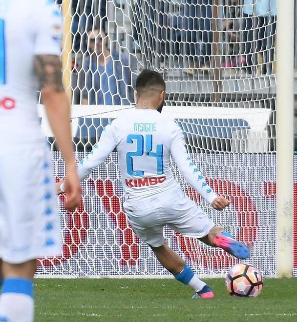 Napoli, due rigori e fa fuori il Crotone 