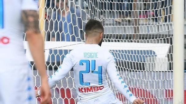 Napoli, due rigori e fa fuori il Crotone