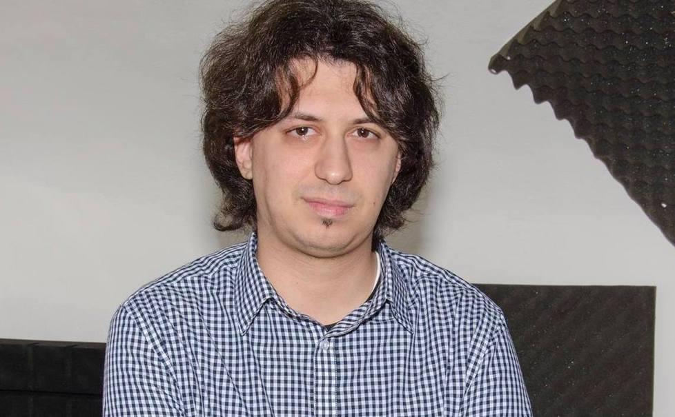 Muore a 32 anni davanti agli amici 