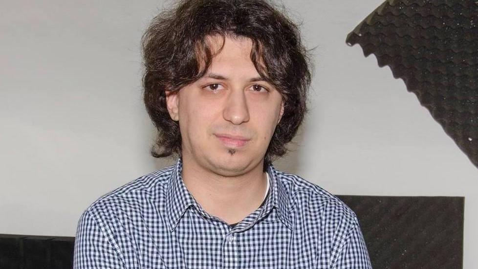 Muore a 32 anni davanti agli amici