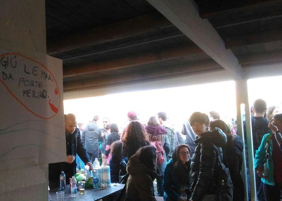 Un solo slogan: giù le mani da Porto Ferro 