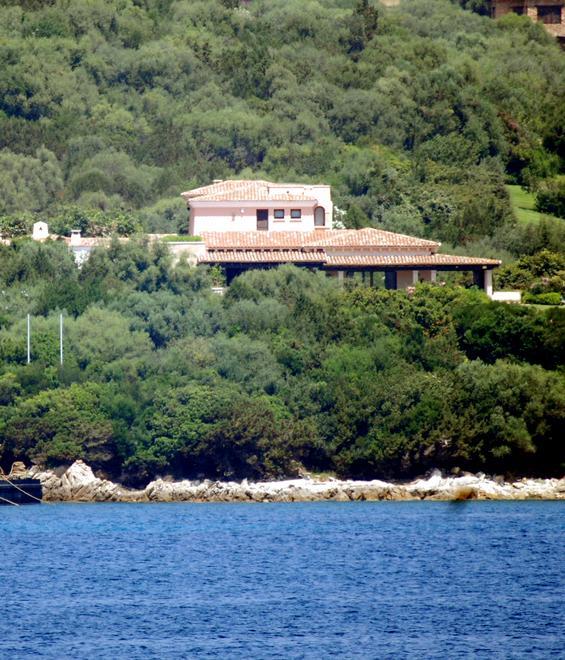 Un impero immobiliare con residenze ad Arcore, Macherio e Antigua