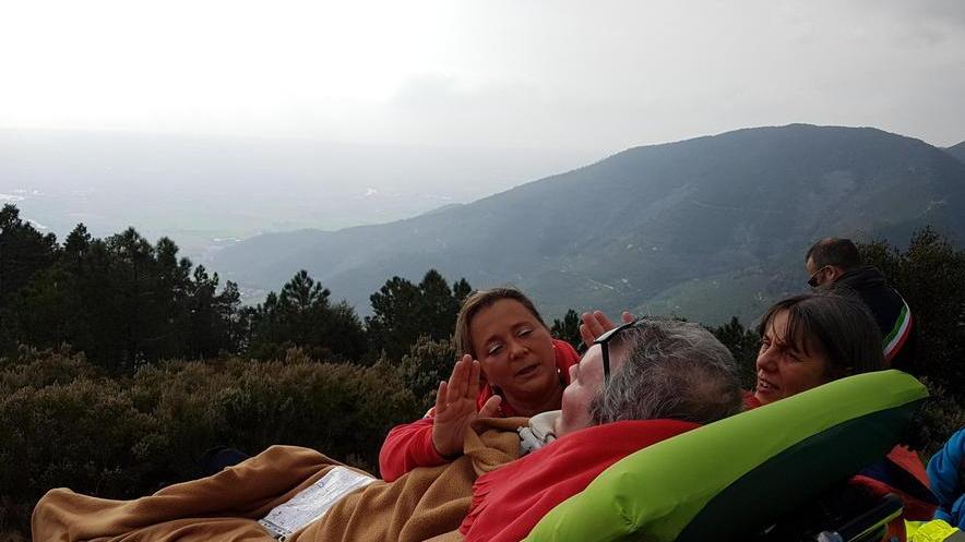 Rivede Pisa dalla vetta del Monte Serra beffando la Sla - Video