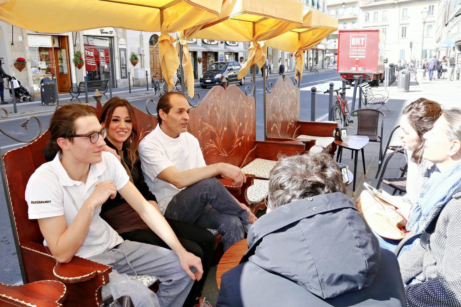 Raffaele Magrì insieme ai giornalisti del Tirreno sui "trani" fatti a mano dove prendere il caffè