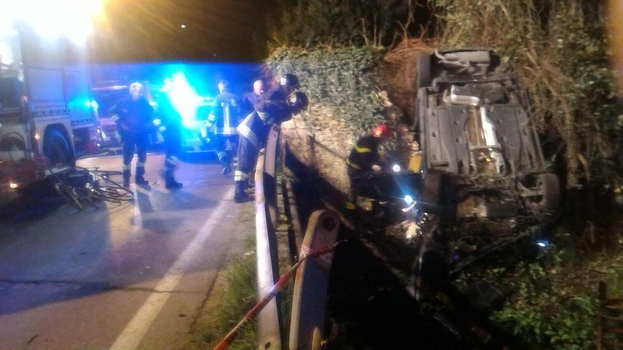 La Golf capottata tra il fosso e il muro esterno di una casa in via Castelnuovo