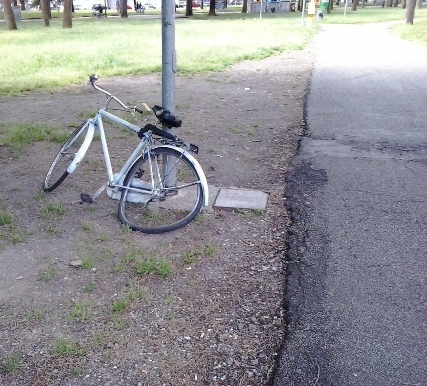 Una bici danneggiata (foto archivio)