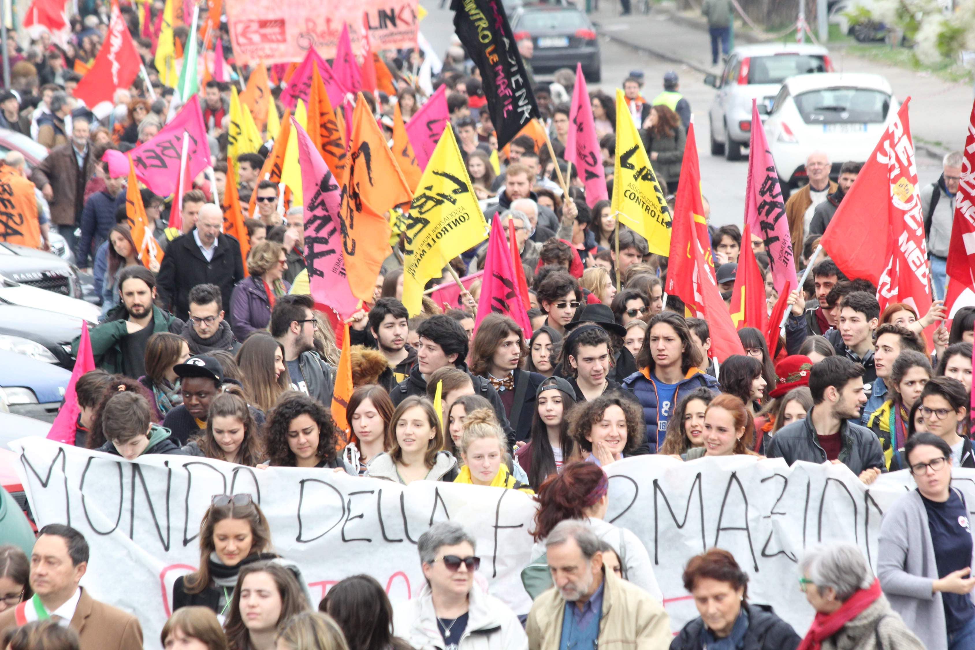 Il corteo contro le mafie partito da viale Galilei