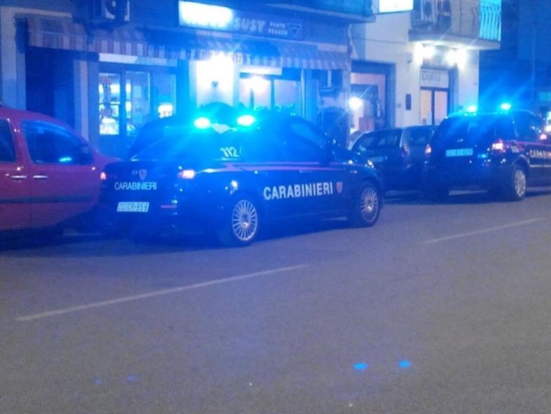 Due pattuglie dei carabinieri