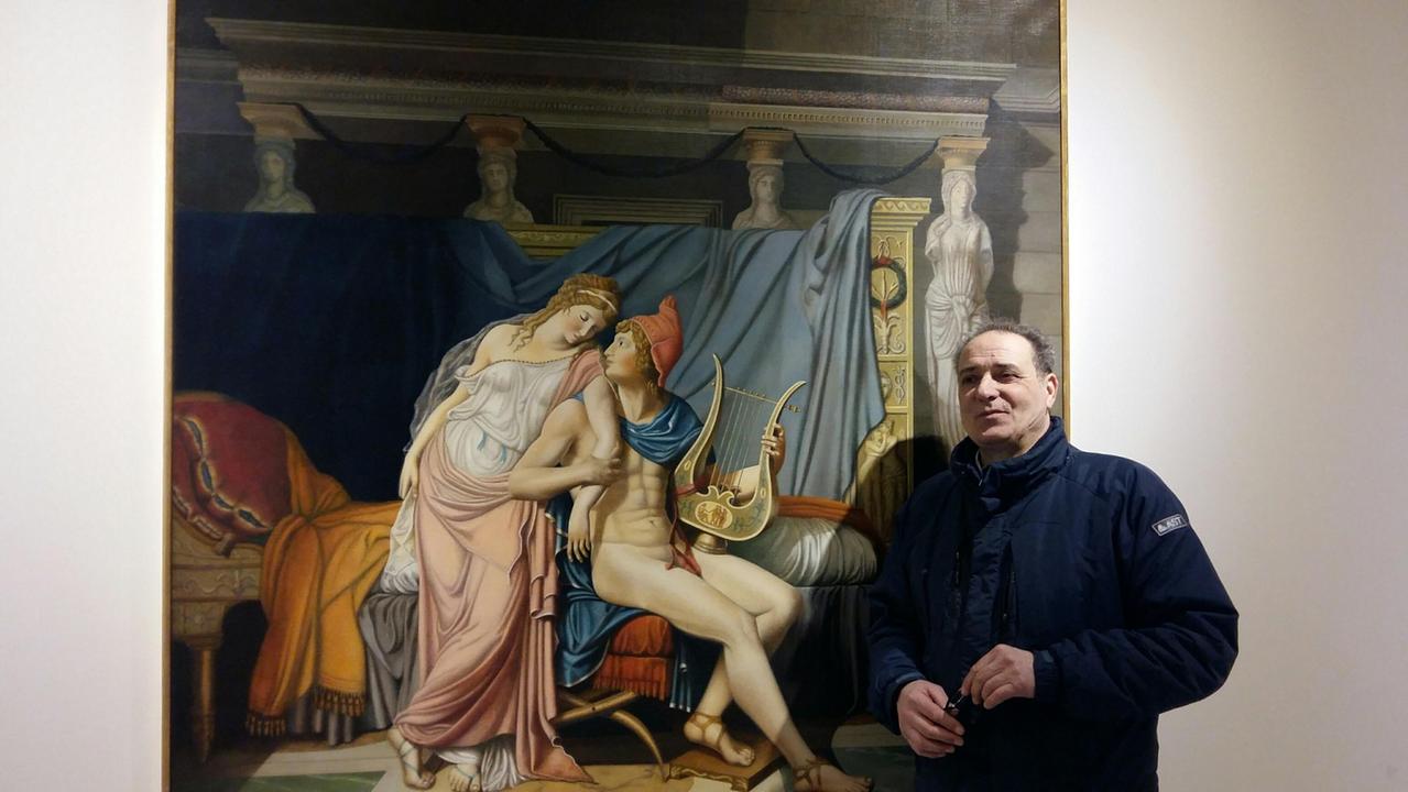 Giuseppe Rivieri a Palazzo Binelli di fronte a una delle sue opere
