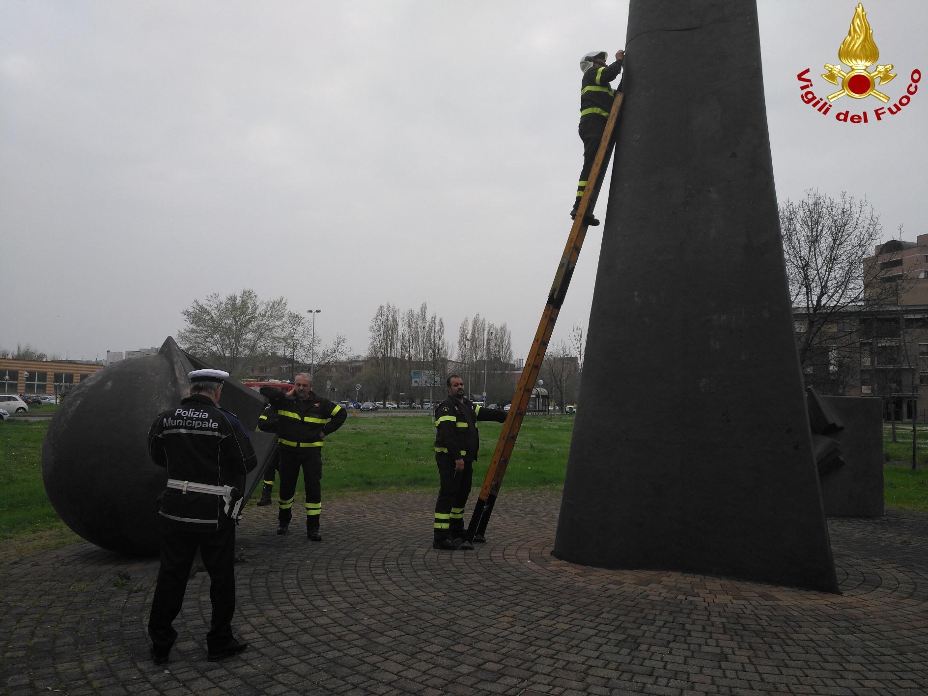 Modena. Danneggiato il monumento ai caduti di viale Italia