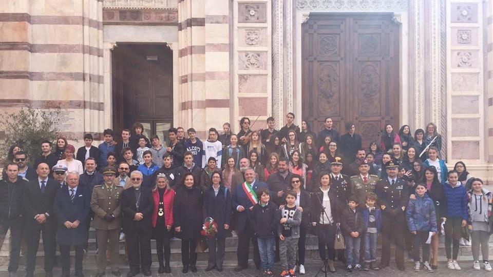 Foto di gruppo sul Duomo per la Primavera per la vita